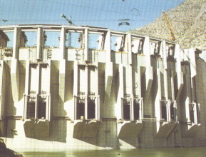 Bewegliche Einlaufrechen - Einlaufrechen am Karakaya Damm, Türkei